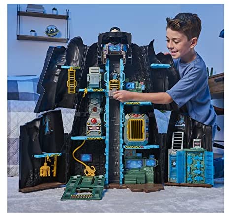 Giant Transforming Playset with Exclusive 4 Figure and Accessories