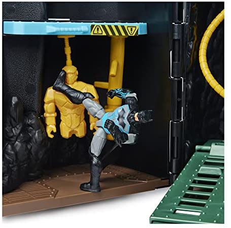 Giant Transforming Playset with Exclusive 4 Figure and Accessories